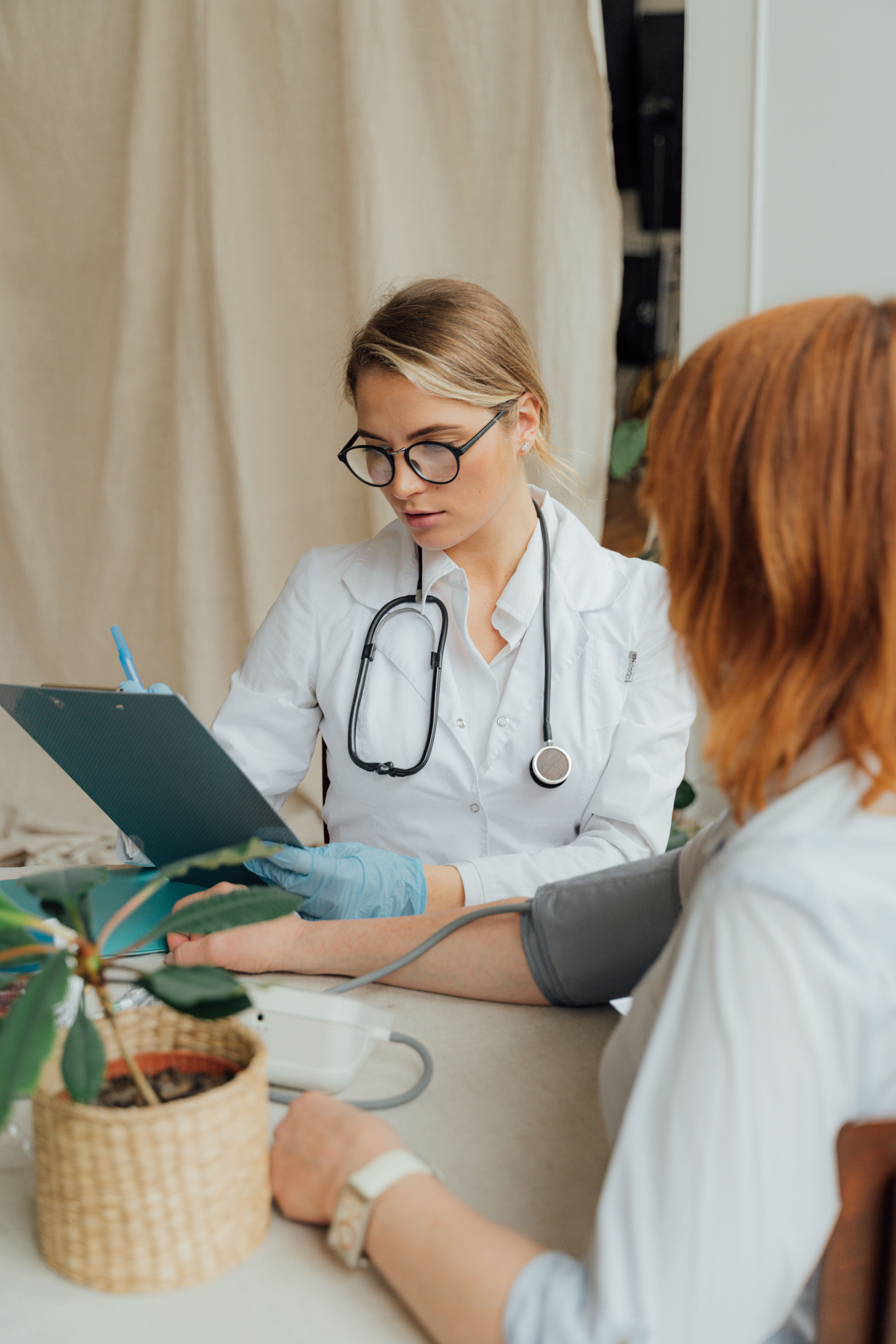 Professionnelle de santé en consultation avec une patiente